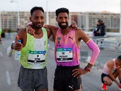 leichtathletik marathon valencia die athleten amanal petros mit der startnummer 10 und samuel fitwi mit der startnummer 9 posieren vor dem start des valencia marathons