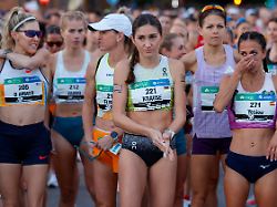 leichtathletik marathon valencia die athletin gesa krause mit der startnummer 221 beim start des valencia marathons