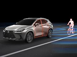 lexus nennt sein 2021 im nx eingefuehrtes anti dooring system safe exit assist