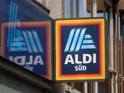 logo und schriftzug aldi sued an einer filiale in muenchen bayern deutschland logo and lettering aldi sued at a branch in munich bavaria germany