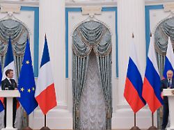 moscow russia february 8 2022 france s president emmanuel macron l and russia s president vladimir putin give a joint press conference after a meeting at the moscow kremlin