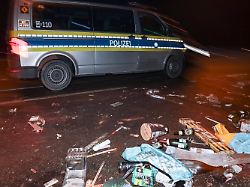 muc muenchen 01 01 2025 muenchen ueberreste von feuerwerkskoerpern liegen auf der reichenbachbruecke im hintergrund ein polizeiwagen