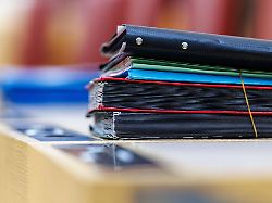 mappen mit akten liegen in einer plenarsitzung des bayerischen landtags in muenchen bayern auf der regierungsbank