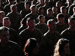 marinesoldaten und ihre familien nehmen an einer veranstaltung mit der first lady trump und der second usha vance im mega hangar der marine corps air station new river