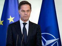 mark rutte beim empfang des nato generalsekretaers zu einem gemeinsamen gespraech mit dem bundeskanzler mit anschliessendem pressestatement im bundeskanzleramt berlin 11 12