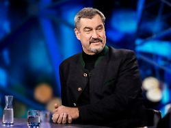 markus soeder csu l ministerpraesident von bayern und jan philipp burgard fernsehjournalist sitzen vor beginn der aufzeichnung der sendung burgard bei welt tv im studio