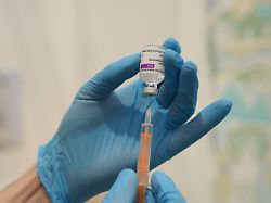 medizinisches personal befuellt eine spritze mit dem corona impfstoff von oxford astrazeneca im nhs nightingale hospital north east