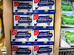 mehrere packungen deutsche markenbutter im kuehlregal eines supermarkts das milchprodukt wird in 250 gramm packungen angeboten und dient als grundzutat in kueche backen und beim fruehstueck