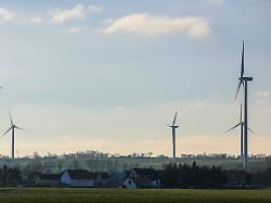 mehrere windkraftanlagen stehen hinter dem kleinen ort in thueringen gelten fuer windraeder seit 2024 mindestabstaende zu wohngebieten von 1000 metern