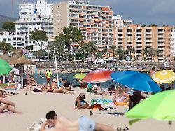 menschen geniessen das sonnige wetter am strand von magaluf auf mallorca