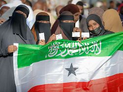 menschen zeigen die somalilaendische flagge waehrend sie darauf warten ihre stimme waehrend der somalilaendischen praesidentschaftswahlen 2024 in einem wahllokal abzugeben