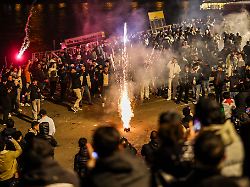 menschen zuenden in der boellerverbotszone in der duesseldorfer altstadt feuerwerk