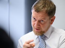 michael kretschmer cdu ministerpraesident von sachsen gestikuliert waehrend eines interviews mit der dpa deutsche presse agentur in seinem buero im saechsischen landtag