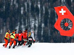 michelle gisin wird nach ihrem sturz in st moritz zum rettungshubschrauber gebracht
