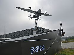 ministerpraesident dr markus soeder besucht am 10 10 2025 die quantum systems gmbh in gilching und besichtigt u a den mobilen nexus drone port abwehrdrohne startbereit am start