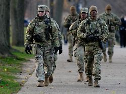 mitglieder der nationalgarde patrouillieren entlang der national mall