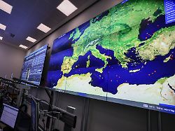 monitore mit umlaufbahnen von satelliten sind im weltraumkommando beim termin der bundeswehr am niederrhein zu sehen