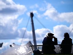 muenchen 11 3 2024 schmuckfoto symbolfoto ein mann und eine frau sitzen auf einer bank im muenchner olympiapark im hintergrund das olympiastadion