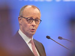 muenchen bayern deutschland messe csu parteitag bundeskanzler friedrich merz cdu haelt eine rede