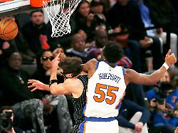 nba star franz wagner links wird von seinem deutschen landsmann und gegenspieler ariel hukporti folgenschwer gefoult