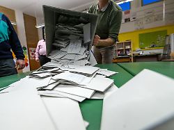 nach wahlschluss wird in einen wahllokal eine wahlurne fuer die stimmenauszaehlung ausgeschuettet am sonntag fand die vorgezogene wahl zum 21 deutschen bundestag statt