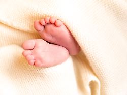 nackte babyfuesse ragen aus einer warmen wolldecke aachen nordrhein westfalen deutschland 15 12 2021