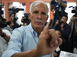 nasry asfura praesidentschaftskandidat der nationalen partei zeigt seinen eingefaerbten finger nach der stimmabgabe im rahmen der praesidenten und parlamentswahl