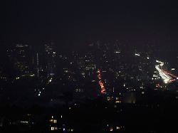 nebel und stromausfaelle verdunkeln die skyline waehrend der verkehr in san francisco rollt 2