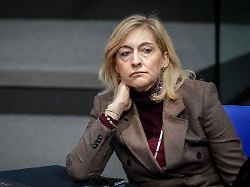 nina warken cdu bundesministerin fuer gesundheit nimmt im plenarsaal des bundestags an der voraussichtlich letzten sitzung vor weihnachten und dem jahreswechsel teil