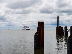 nordseeinsel amrum am faehrhafen eine faehre fuer passagiere und autos kommt gerade vom festland north sea island amrum at the ferry port a ferry for passengers and cars is just coming from the mainland