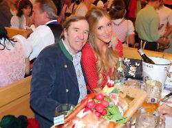 oktoberfest 01 10 2015 guenter nicht guenther theodor netzer tochter alana im schuetzenfestzelt beim oktoberfest auf der theresienwiese in muenchen 01 10