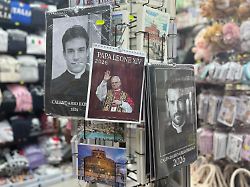 produktion 04 11 2025 italien rom rund um den petersdom werden kalender von papst leo xiv sowie echten und falschen priestern verkauft