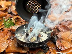 produktion 15 11 2025 na gruendau aus einer schale mit glimmender kohle steigt rauch auf