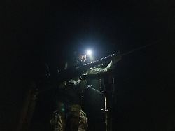 produktion 27 11 2025 ukraine gebiet pokrowsk ein ukrainischer soldat des bataillons da vinci wolves montiert in der ostukraine ein maschinengewehr an einem lastwagen