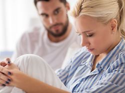 paar vertraegt sich nach einem streit wieder