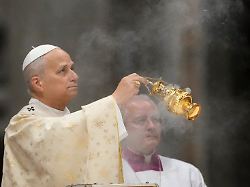 papst leo xiv schwenkt das weihrauchfass bei der weihnachtsmesse im petersdom im vatikan