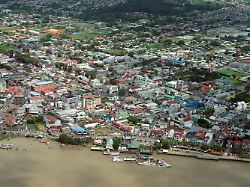 paramaribo ist die hauptstadt des kleinen suedamerikanischen landes suriname eine ehemalige niederlaendische kolonie