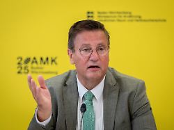 peter hauk cdu minister fuer ernaehrung laendlichen raum und verbraucherschutz in baden wuerttemberg spricht im anschluss an die sonder agrarministerkonferenz amk waehrend einer pressekonferenz