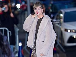photo by xny star max ipx 2025 12 10 25 taylor swift is seen on december 10 2025 in new york city