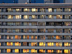 plattenbau hochhaus mit beleuchteten wohnungen am alexanderplatz berlin 05 11 2025