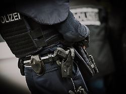 polizei streifenwagen festnahme feuerwehr unfall blaulicht handschliessen anhaltestab dienstwappen funkgeraet schusswaffe im holster blaulichtbilder