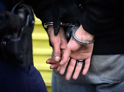 polizeibeamte der brennpunkt und praesenzeinheit bpe der polizei berlin legen am kottbusser tor in kreuzberg einem mutmasslichen drogen dealer handfesseln an