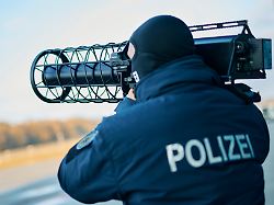 polizeibeamter der neuen drohnenabwehreinheit der bundespolizei mit einem jammer fuer die drohnenabwehr in berlin 02 12 2025