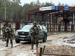 polnische grenzschuetzer stehen an einem 2023 aus sicherheitsgruenden geschlossenen uebergang zur grenze nach belarus