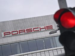 porsche zentrum zuffenhausen am porscheplatz in stuttgart zuffenhausen werk konzernzentrale porsche schriftzug