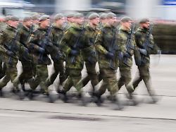 pro monat sollen rund 54 000 junge leute angeschrieben werden