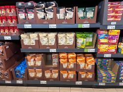 regale mit diversen verschiedene sorten roestfrischen hochwertigen arabica hochlandkaffee kaffee als bohnen und gemahlen pulverkaffe bunte packungen der eigenmark barissimo beim discounter aldi nord