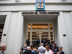 reporter stehen vor dem sitz des argentinischen fussballverbands afa der im zuge von ermittlungen gegen einen finanzdienstleister und trikot sponsor von der polizei durchsucht wird