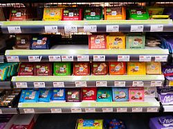 ritter sport schokoladensortiment in den regalen eines supermarktes in trier deutschland preiserhoehung inflation