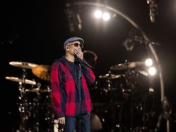 saenger xavier naidoo steht beim auftakt seiner tour bei meiner seele auf der buehne in der ausverkauften lanxess arena naidoo geht bei seinem comeback nach sechs jahren pause wieder auf tour